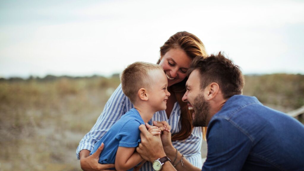 EFST-forældreterapi hjælper forældre med at støtte deres børns følelser og styrke relationen for et mere harmonisk familieliv.