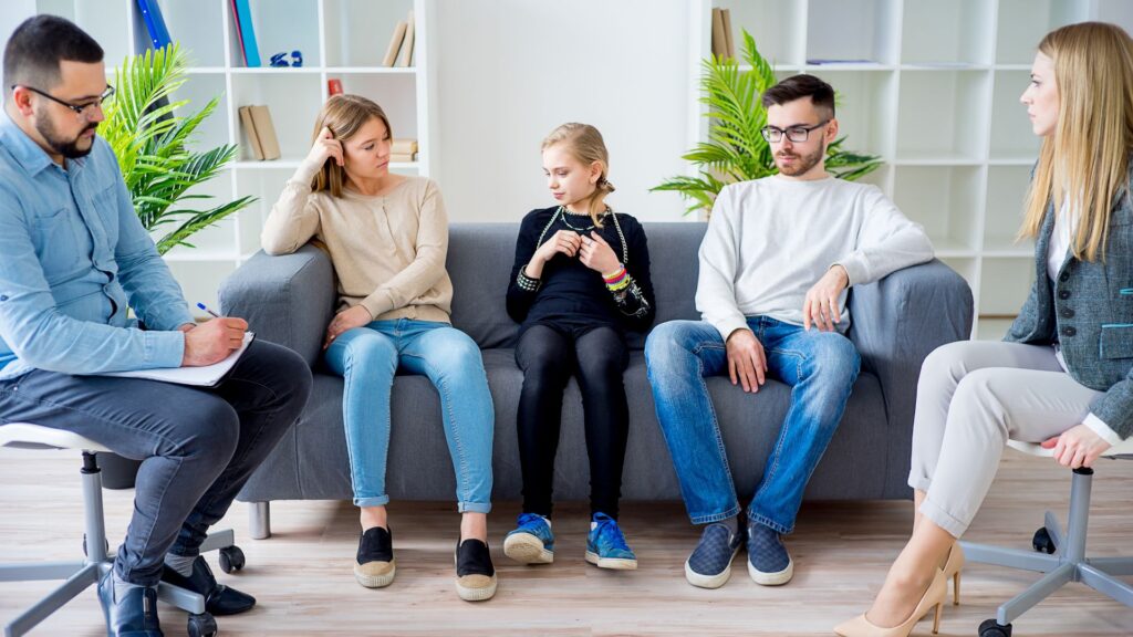 Familieterapi styrker familiens kommunikation og relationer, skaber forståelse og hjælper med at tackle udfordringer sammen